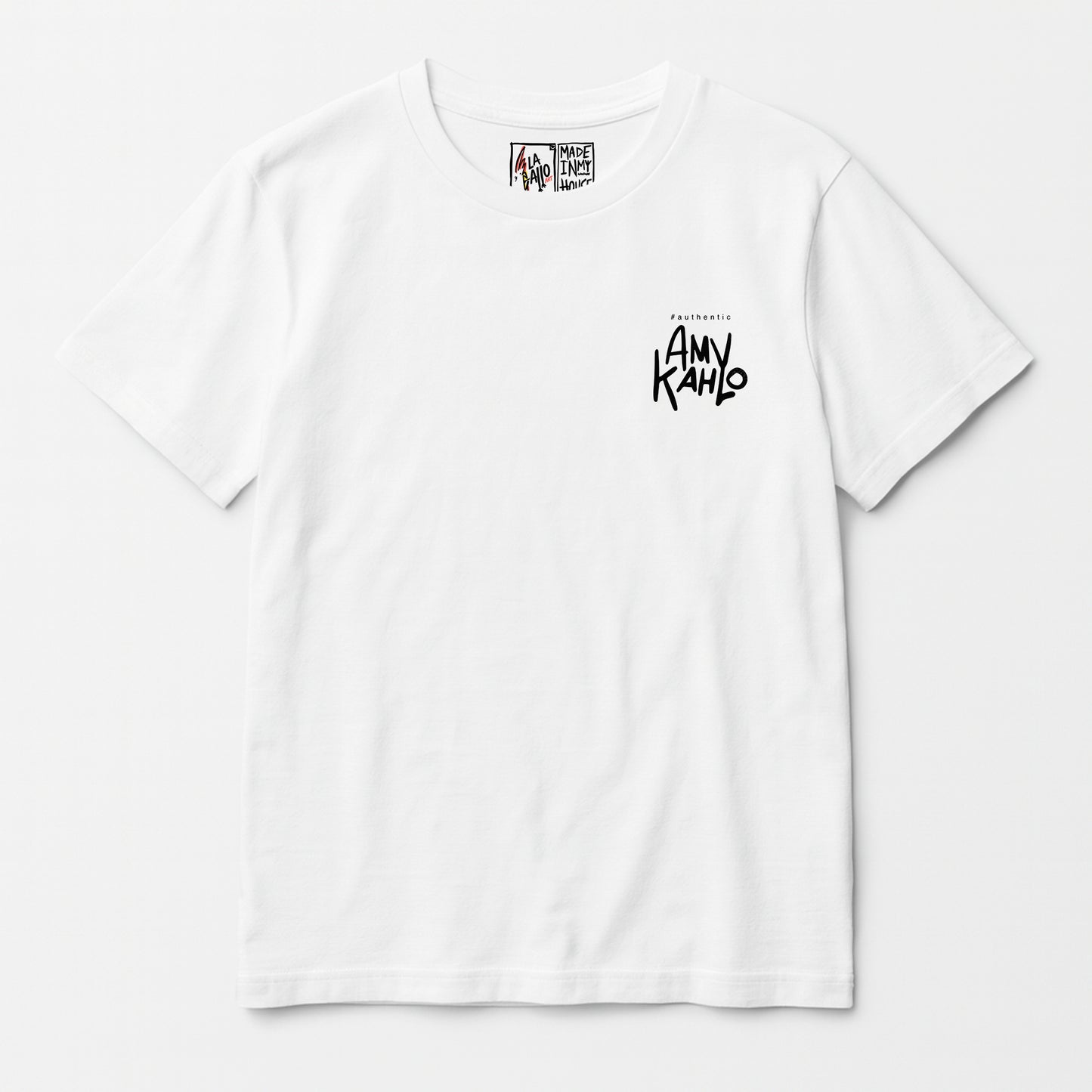 Camiseta orgánica unisex LA GALLO ART – diseño “Amy Kahlo” (frente), algodón 180 g, Medium Fit, Color: Blanco