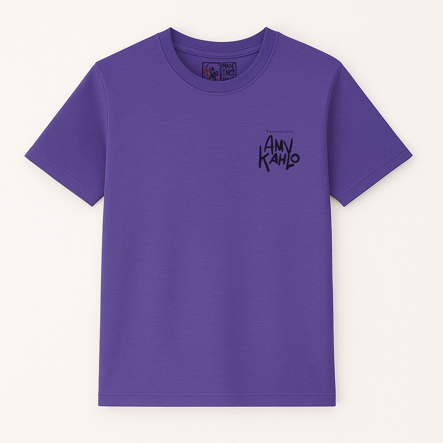 Camiseta orgánica unisex LA GALLO ART – diseño “Amy Kahlo” (frente), algodón 180 g, Medium Fit, Color: Purple Love