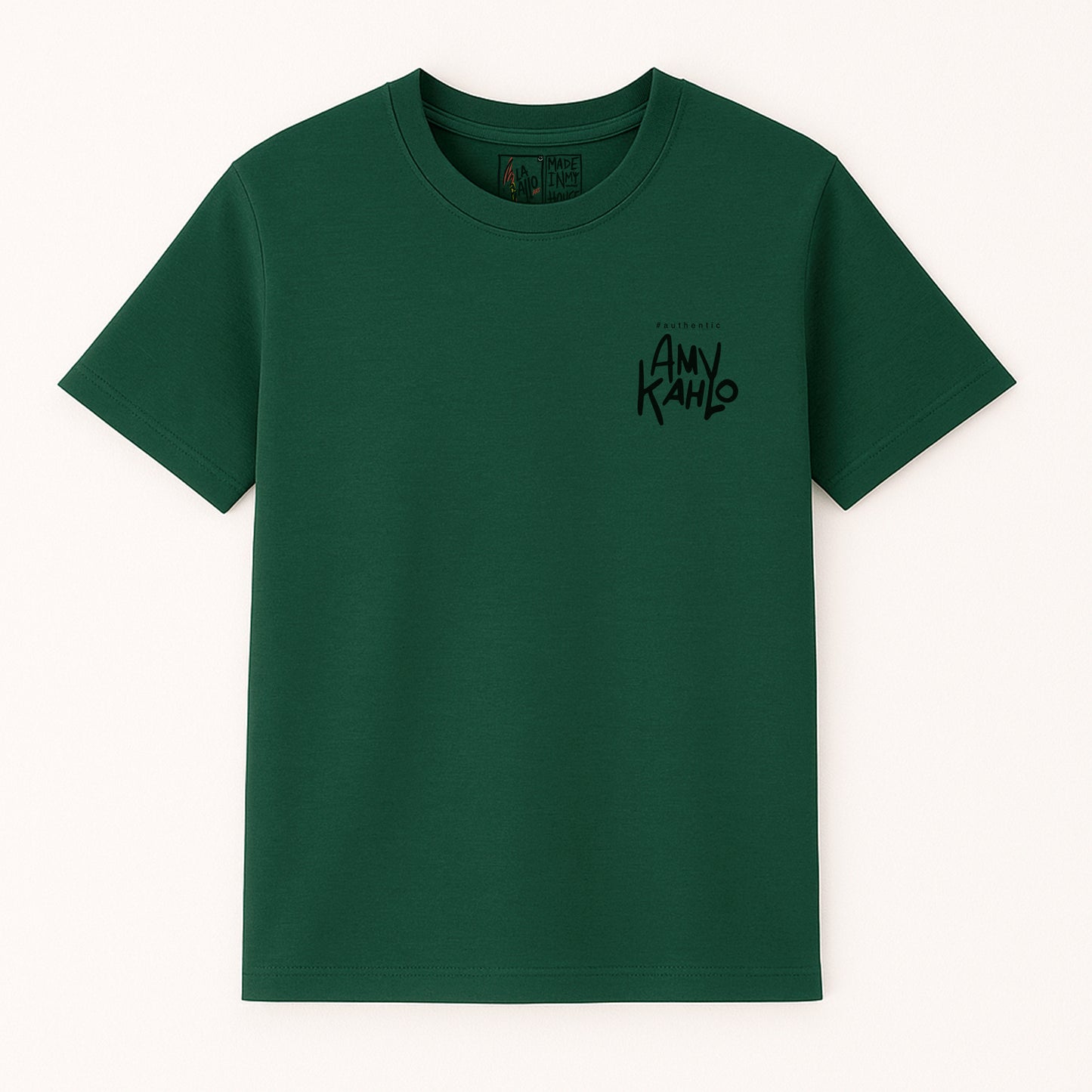 Camiseta orgánica unisex LA GALLO ART – diseño “Amy Kahlo” (frente), algodón 180 g, Medium Fit, Color: Verde Botella