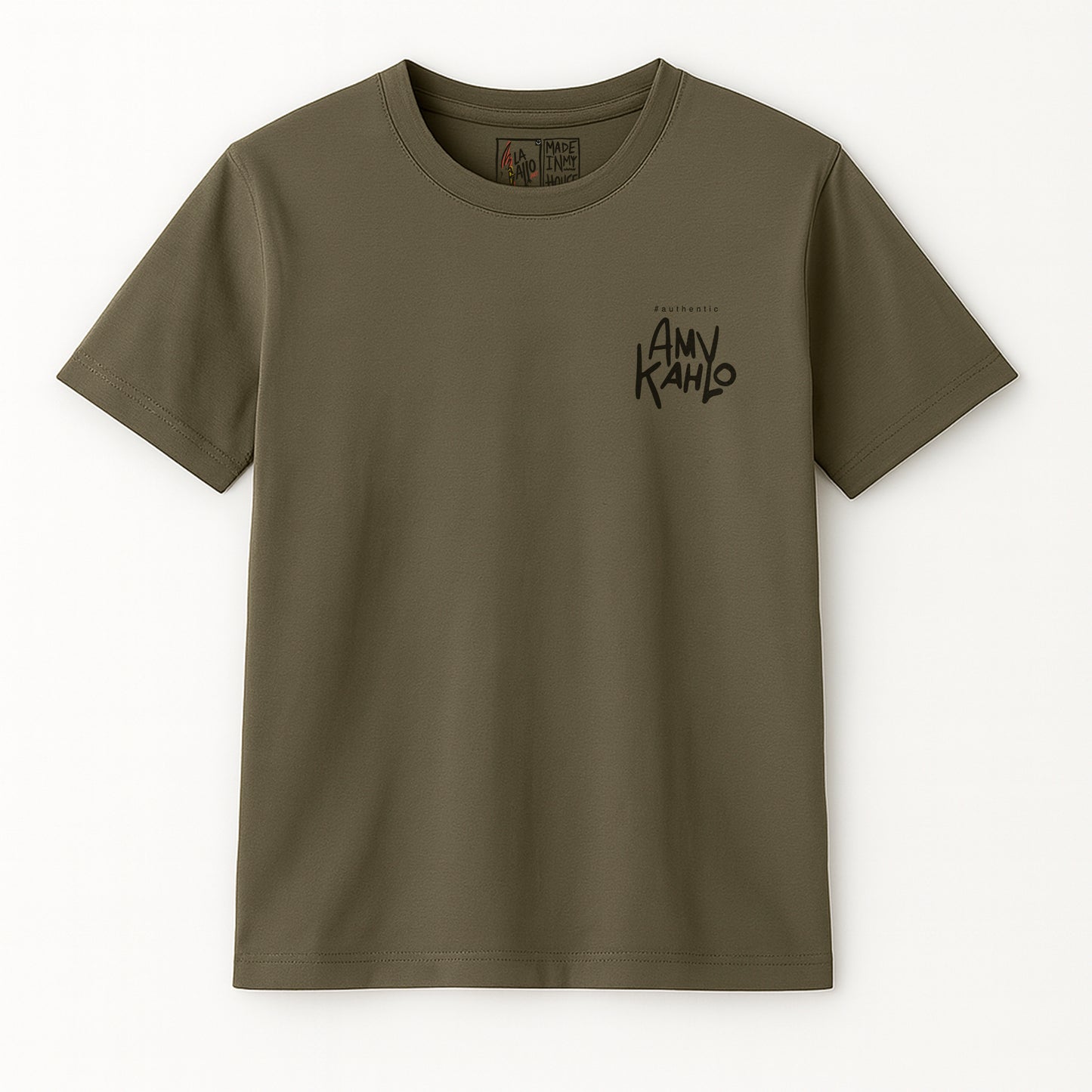 Camiseta orgánica unisex LA GALLO ART – diseño “Amy Kahlo” (frente), algodón 180 g, Medium Fit, Color: Verde Khaki