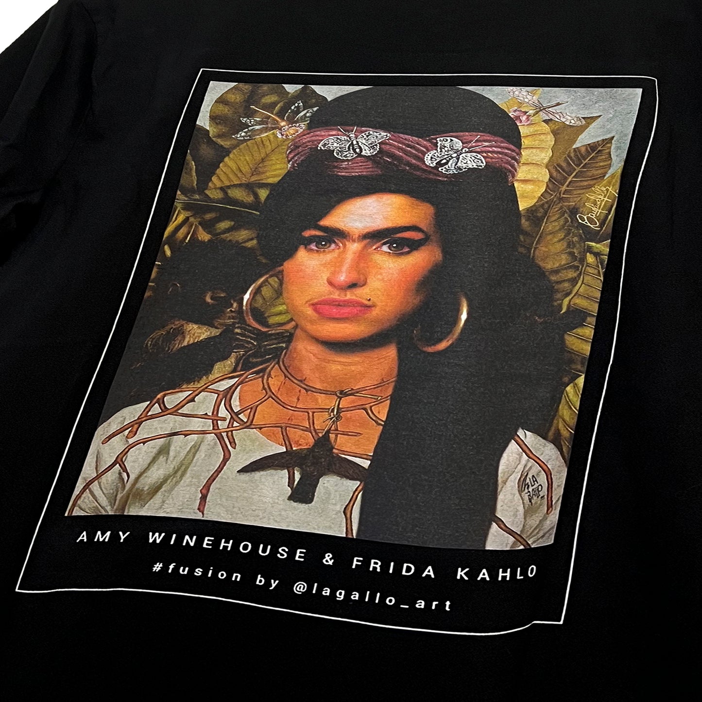Detalle del estampado “Amy Kahlo” en camiseta orgánica, Color: Negro