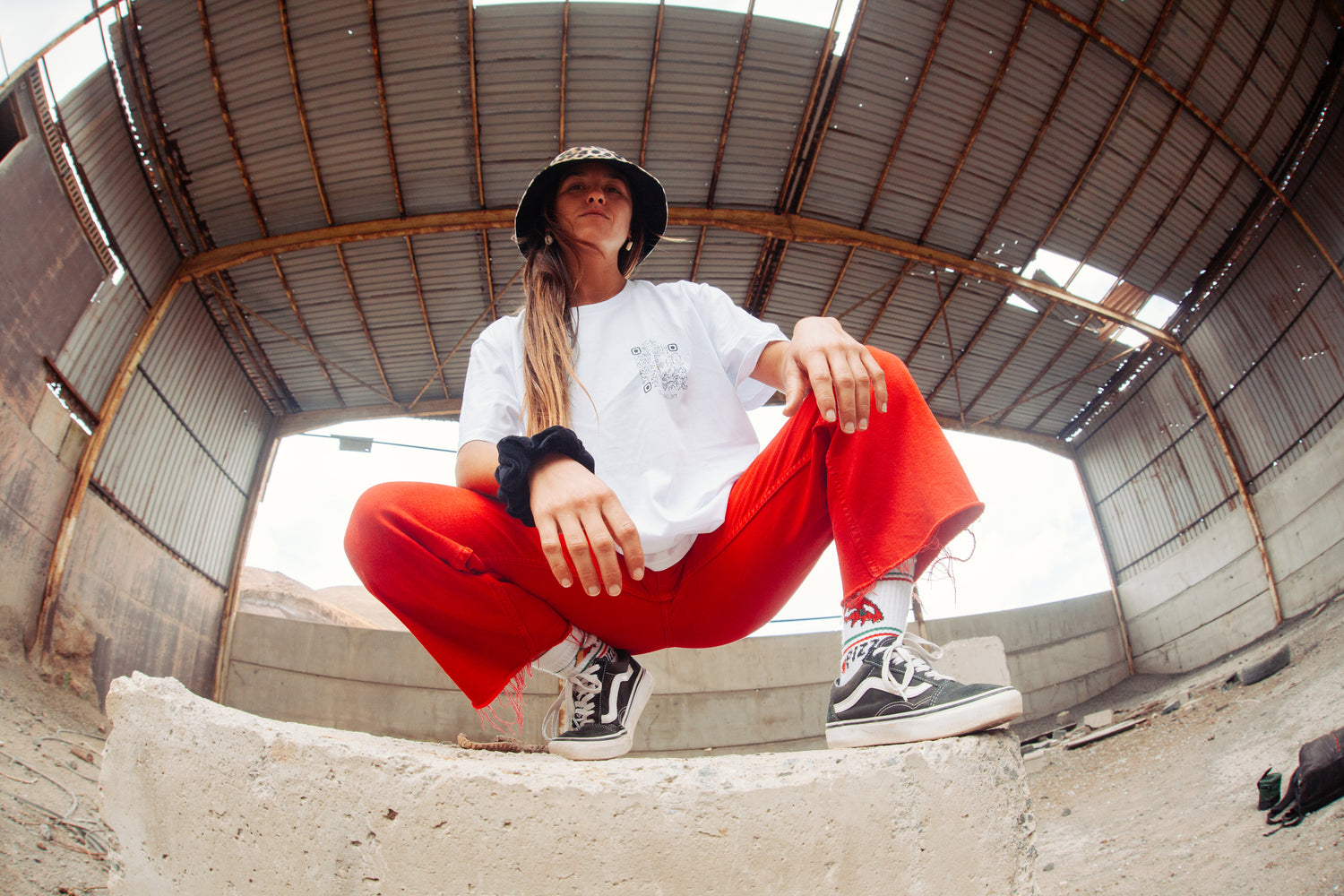 Modelo urbano con camiseta blanca de autor LA GALLO ART, algodón orgánico.