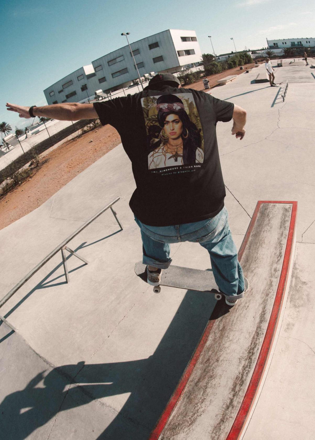 Hombre con camiseta unisex “Amy Kahlo” negra, vista de espalda. Camiseta orgánica de arte digital independiente LA GALLO ART.