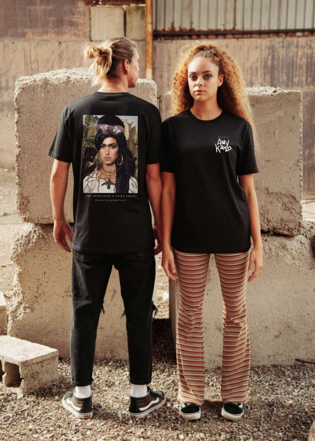 Pareja con camiseta unisex “Amy Kahlo” negra, vista de frente. Diseño de arte digital independiente por Carolina Gallo – LA GALLO ART.