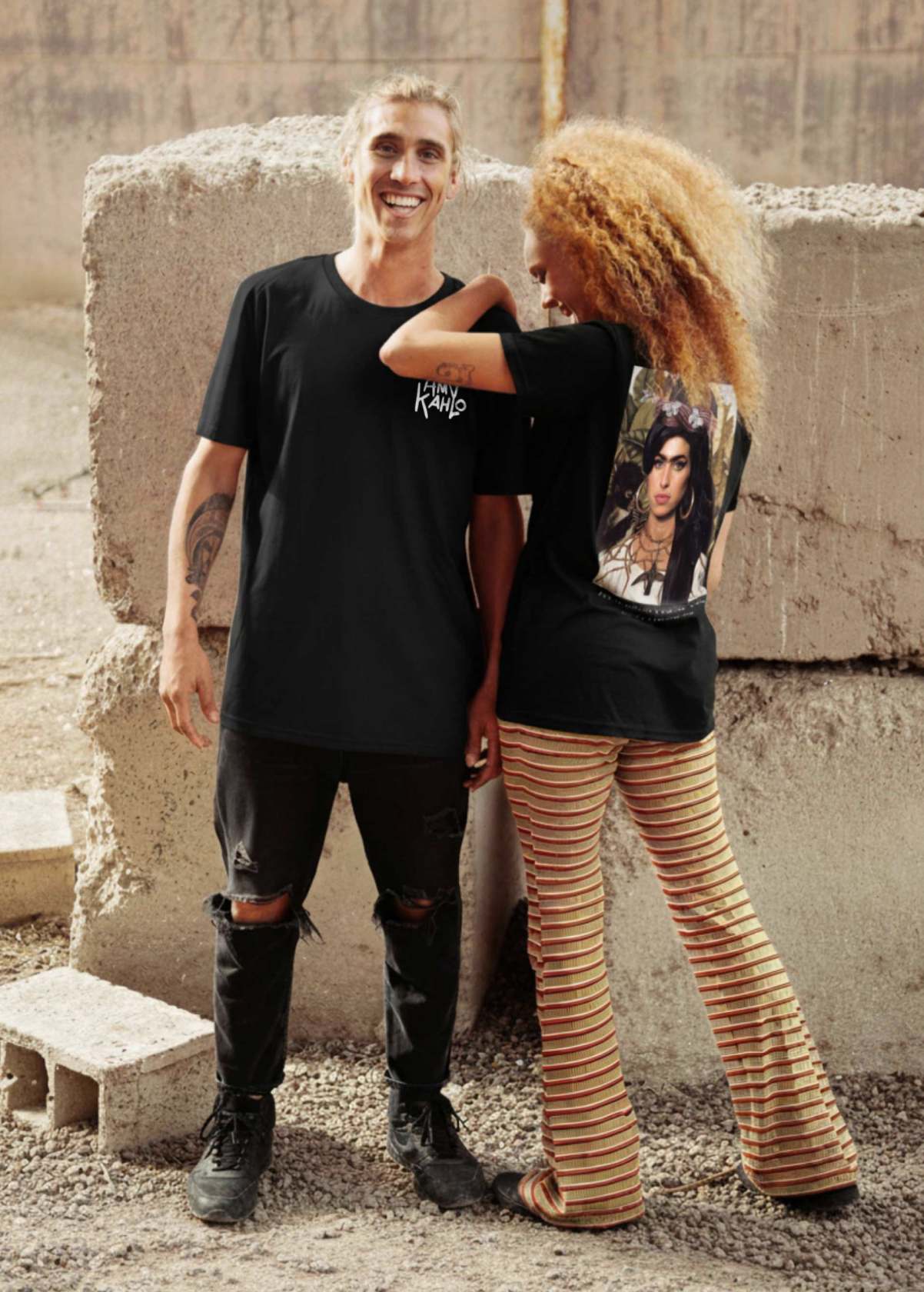 Pareja con camiseta unisex “Amy Kahlo” negra, vista de frente y de espalda. Diseño de arte digital independiente por Carolina Gallo – LA GALLO ART.