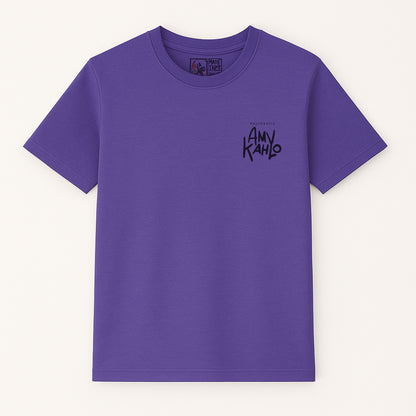 Camiseta orgánica unisex LA GALLO ART – diseño “Amy Kahlo” (frente), algodón 180 g, Medium Fit, Color: Purple Love