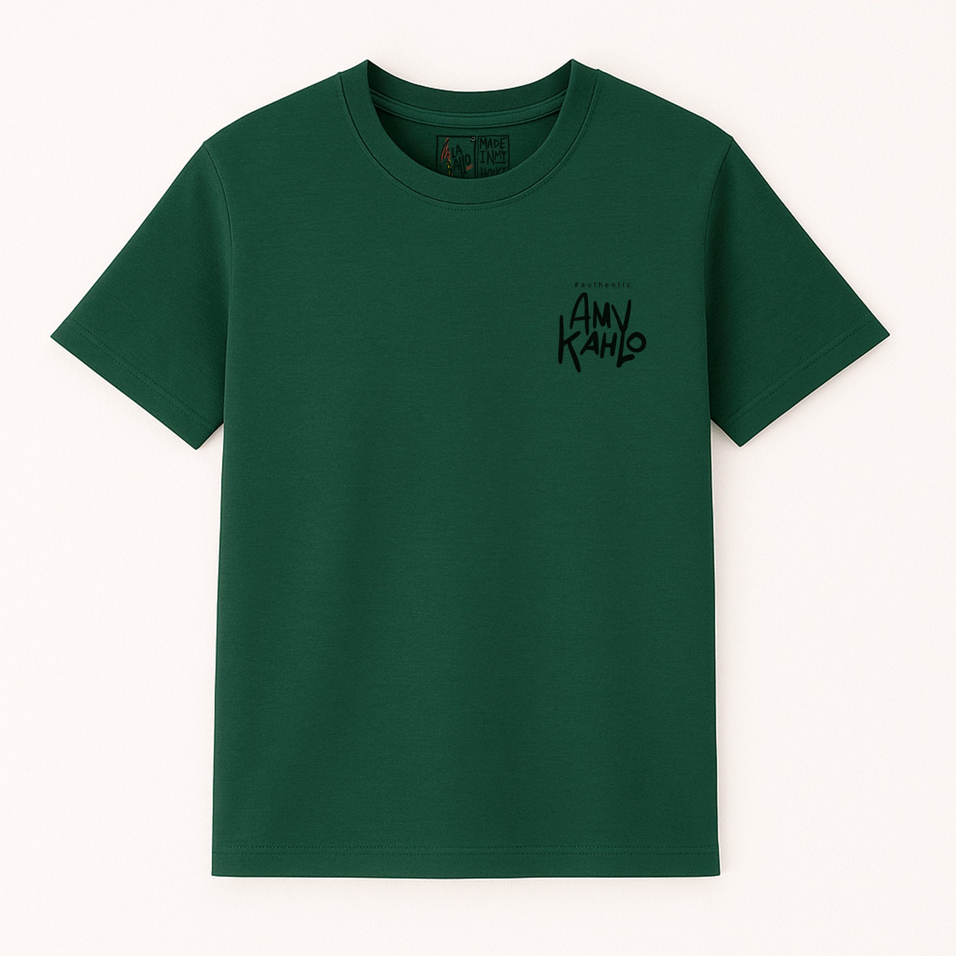Camiseta orgánica unisex LA GALLO ART – diseño “Amy Kahlo” (frente), algodón 180 g, Medium Fit, Color: Verde Botella