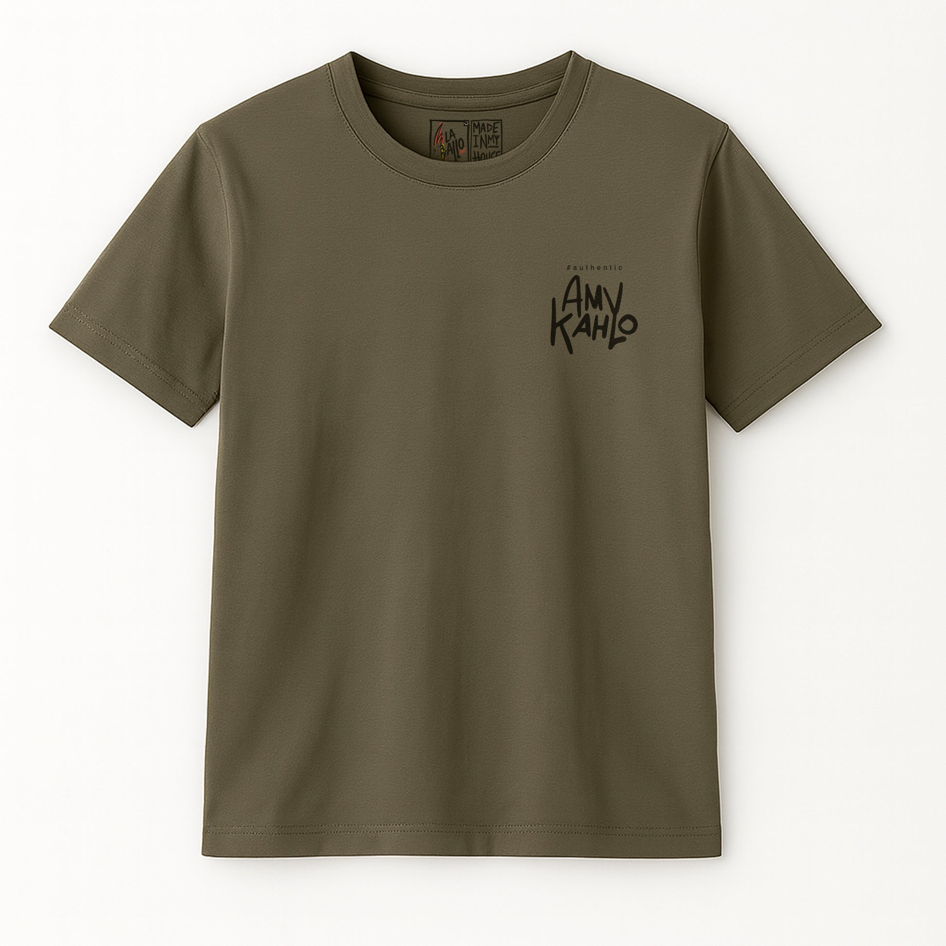 Camiseta orgánica unisex LA GALLO ART – diseño “Amy Kahlo” (frente), algodón 180 g, Medium Fit, Color: Verde Khaki