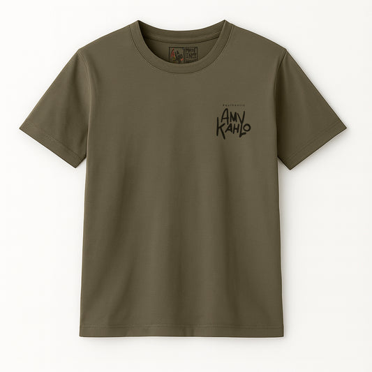 Camiseta orgánica unisex LA GALLO ART – diseño “Amy Kahlo” (frente), algodón 180 g, Medium Fit, Color: Verde Khaki