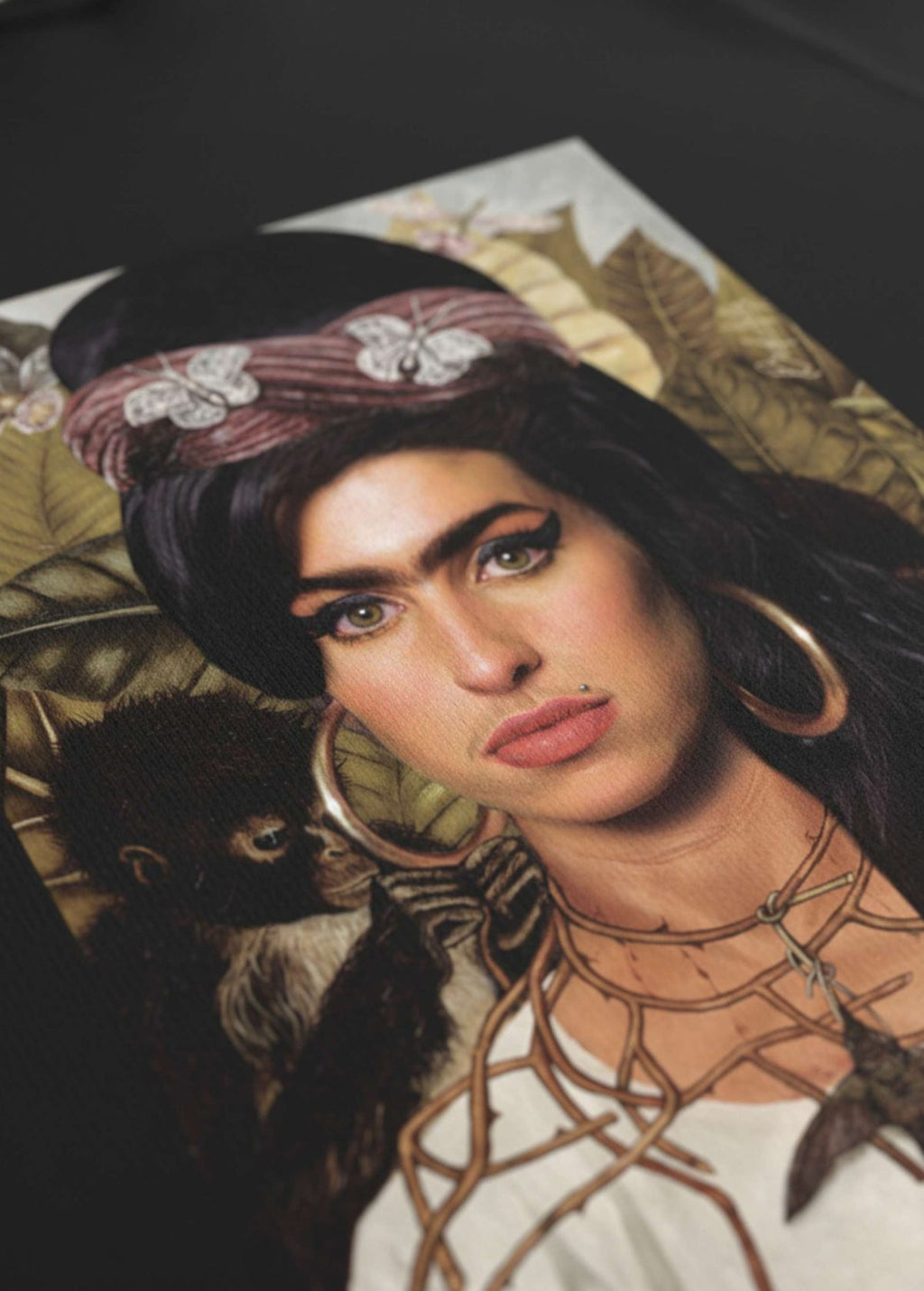 Detalle de la espalda en camiseta unisex “Amy Kahlo” negra. Acabado de impresión en algodón orgánico certificado.