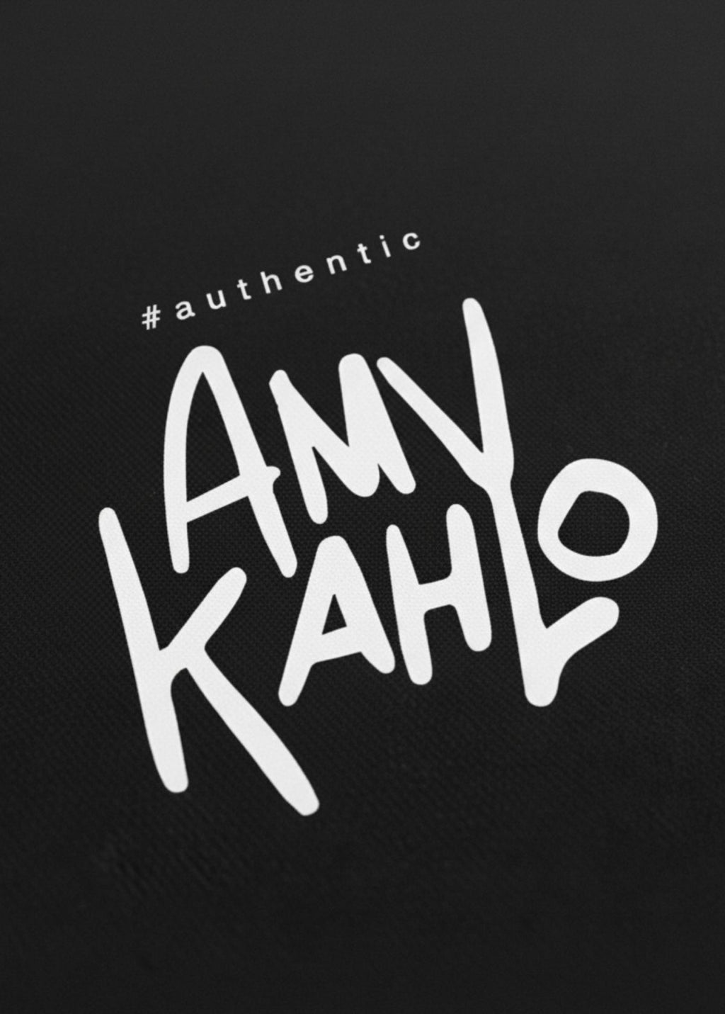 Detalle frontal del estampado “Amy Kahlo” en camiseta unisex negra. Textura y colores del arte digital independiente LA GALLO ART.