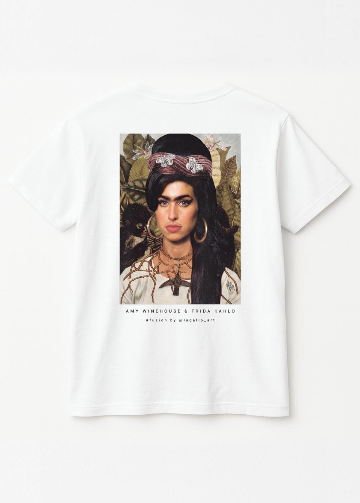 Camiseta unisex “Amy Kahlo” color blanco, vista de espalda. Arte digital independiente impreso en camiseta organica.