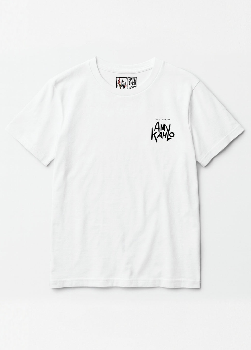 Camiseta unisex “Amy Kahlo” color blanco, vista de frente. Fusion artistica de Amy Winehouse y Frida Kahlo por LA GALLO ART.