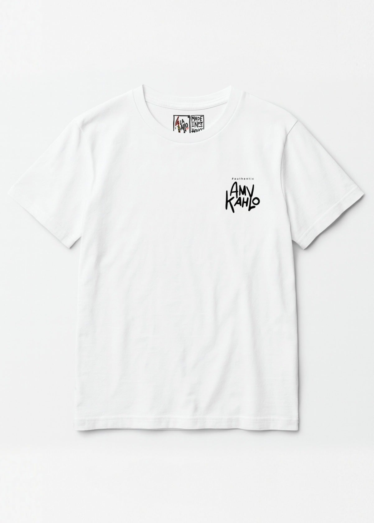 Camiseta unisex “Amy Kahlo” color blanco, vista de frente. Fusion artistica de Amy Winehouse y Frida Kahlo por LA GALLO ART.