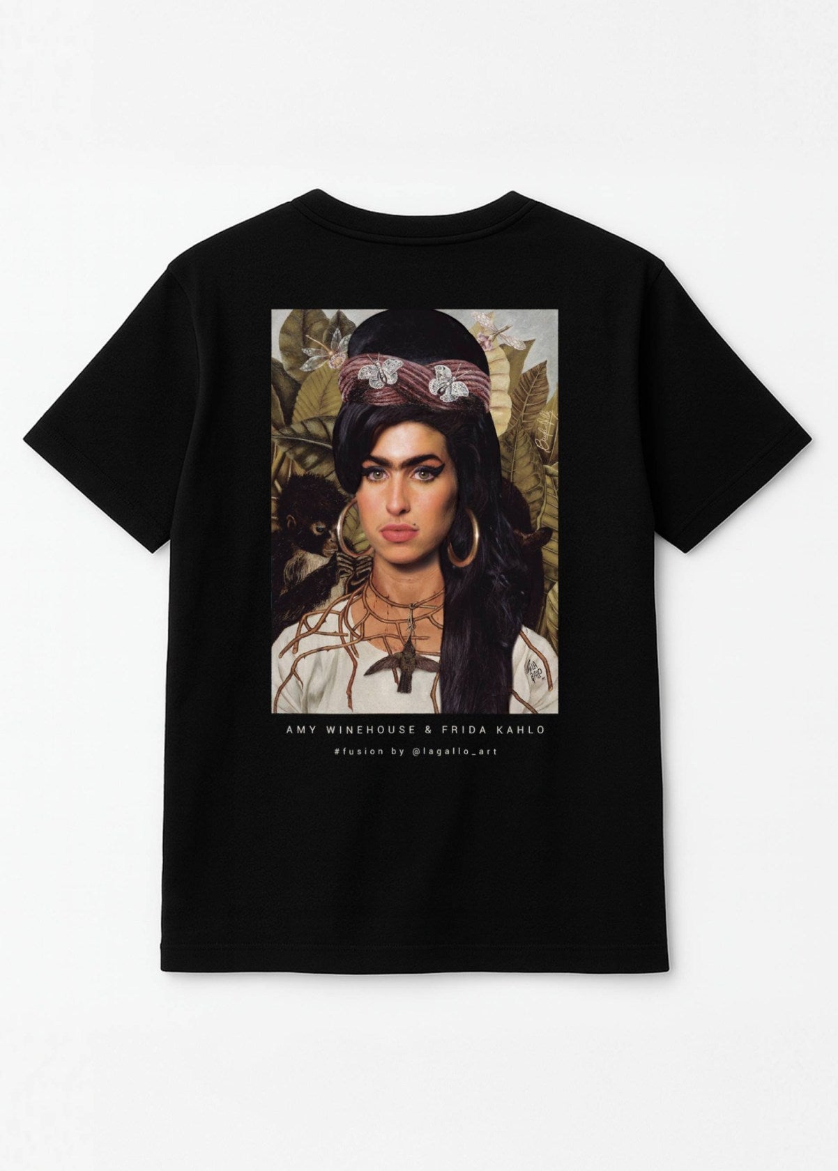 Camiseta unisex orgánica “Amy Kahlo” negra, vista de espalda. Arte digital independiente impreso en algodón orgánico de alta calidad.