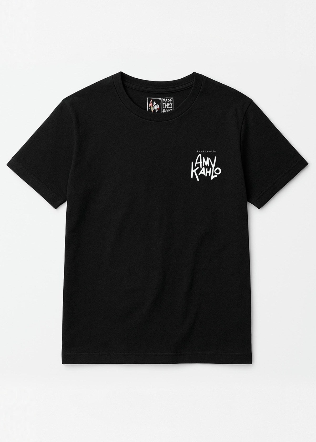 Camiseta unisex orgánica “Amy Kahlo” negra, vista de frente. Fusión de Amy Winehouse y Frida Kahlo. Diseño original de arte digital independiente LA GALLO ART.