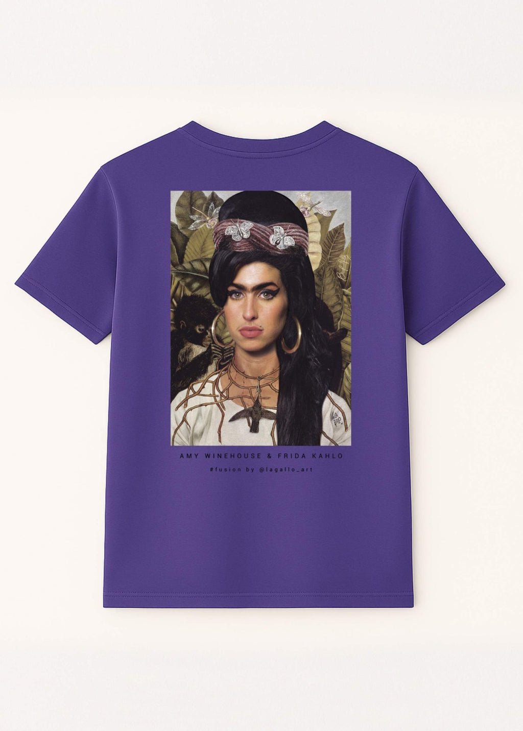 Camiseta unisex “Amy Kahlo” color Purple Love, vista de espalda. Impresion de alta calidad sobre algodon organico.