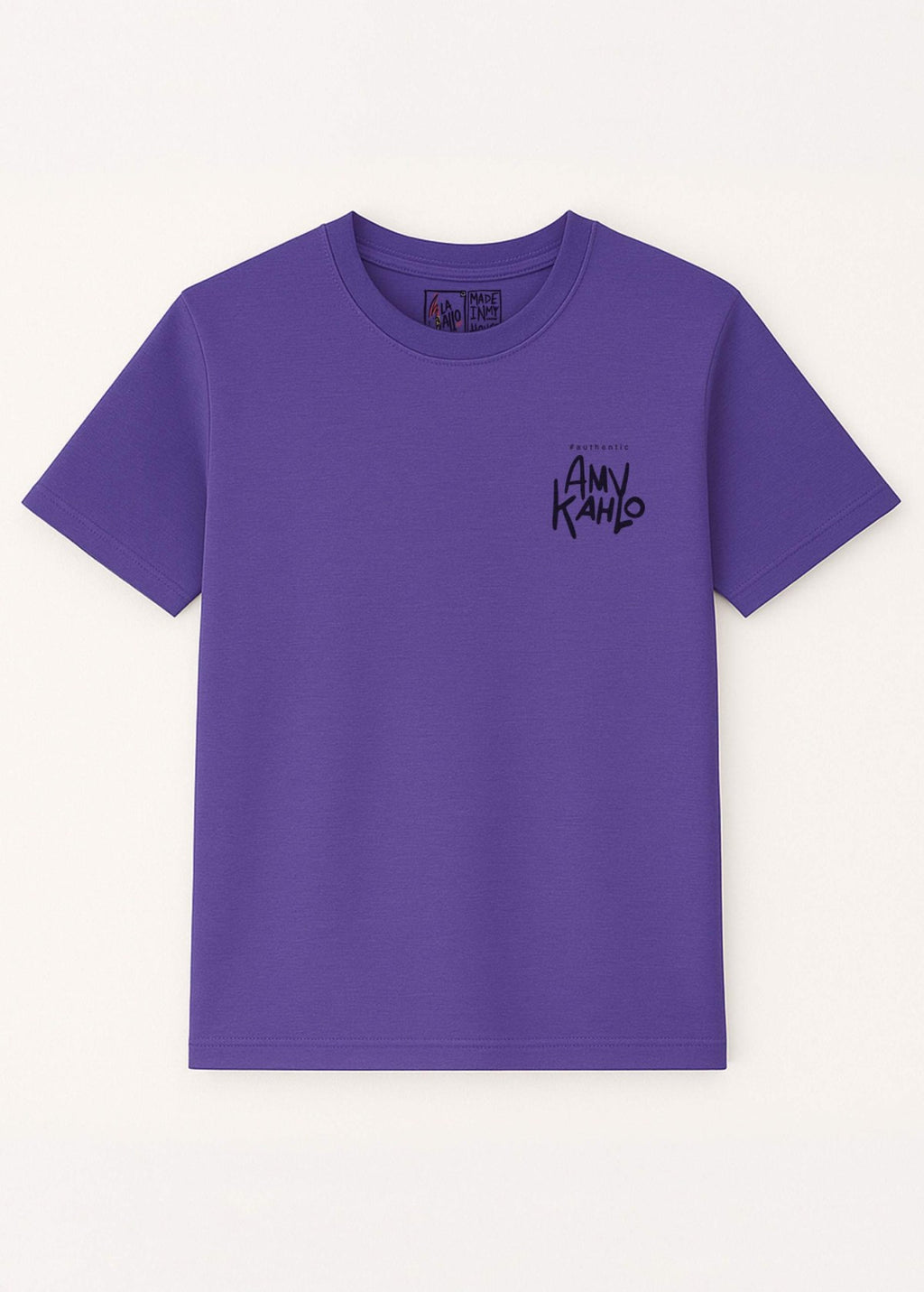 Camiseta unisex “Amy Kahlo” color Purple Love, vista de frente. Diseño de arte digital independiente LA GALLO ART.