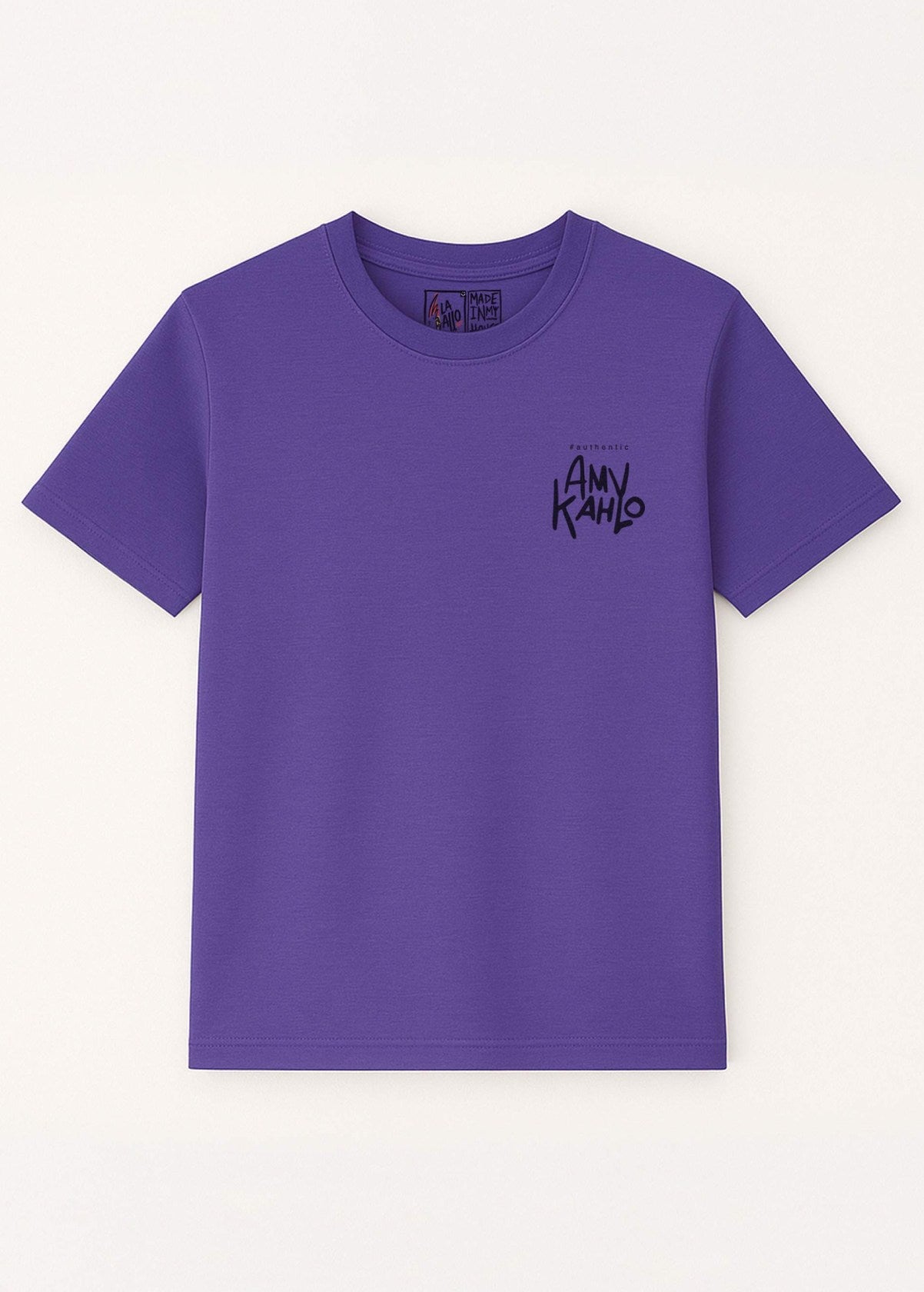 Camiseta unisex “Amy Kahlo” color Purple Love, vista de frente. Diseño de arte digital independiente LA GALLO ART.