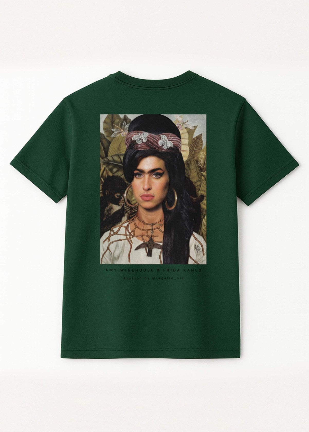 Camiseta unisex “Amy Kahlo” color Verde Botella, vista de espalda. Impresion nitida en algodon organico.