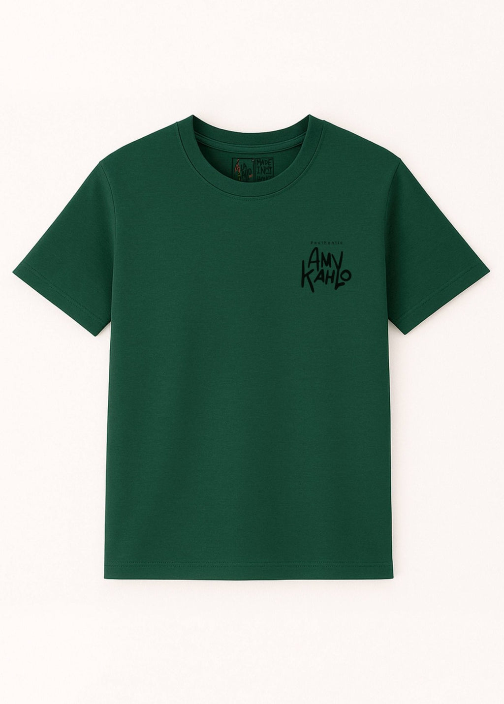 Camiseta unisex “Amy Kahlo” color Verde Botella, vista de frente. Diseño de arte digital independiente LA GALLO ART.