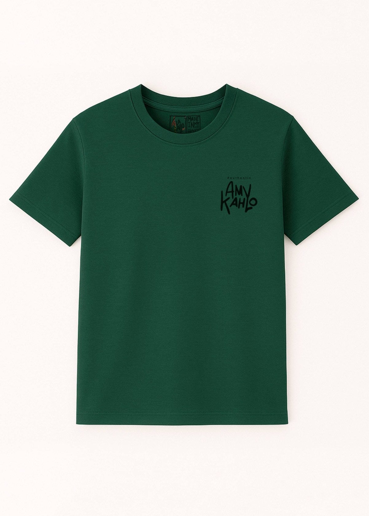 Camiseta unisex “Amy Kahlo” color Verde Botella, vista de frente. Diseño de arte digital independiente LA GALLO ART.