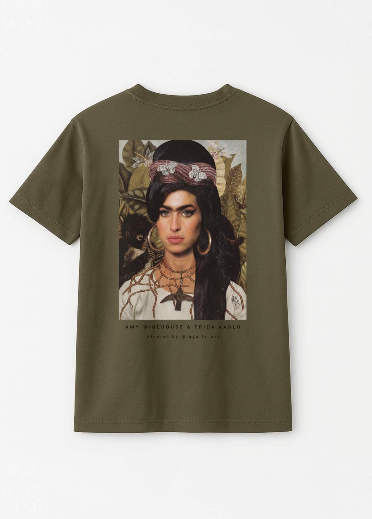 Camiseta unisex “Amy Kahlo” color Verde Khaki, vista de espalda. Camiseta organica con diseño de autor.
