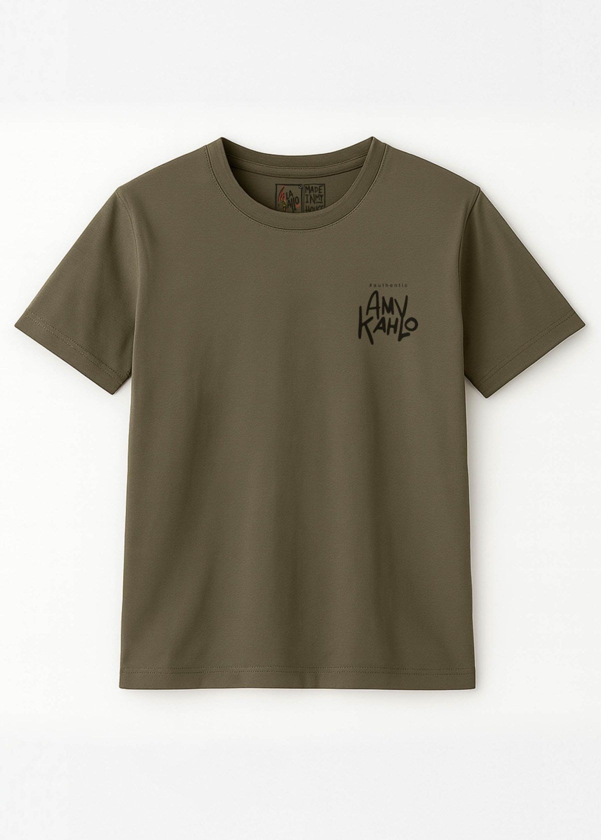 Camiseta unisex “Amy Kahlo” color Verde Khaki, vista de frente. Arte digital independiente LA GALLO ART.