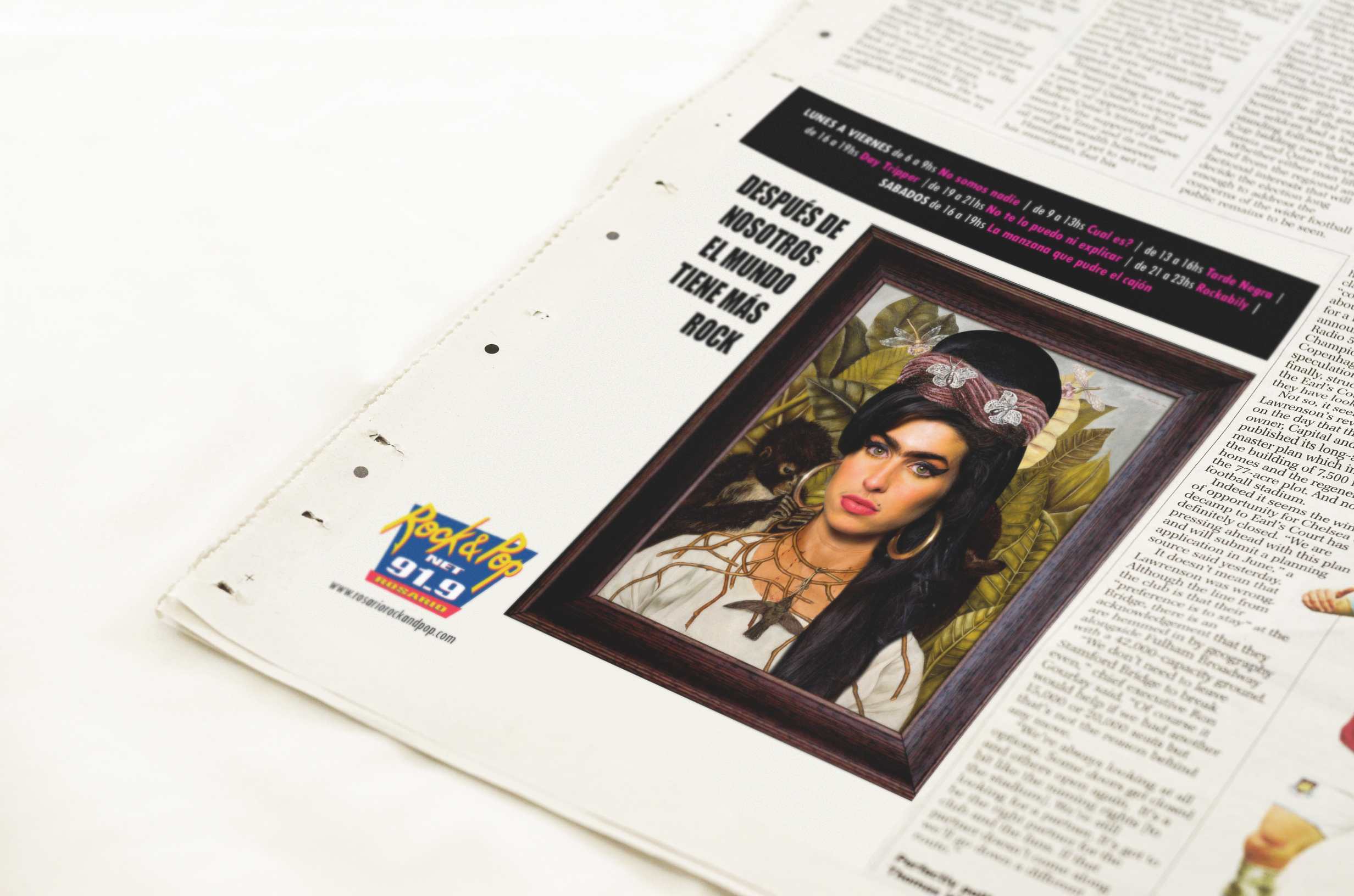 Artículo de periódico mostrando la obra “Amy Kahlo” de Carolina Gallo, la fusión viral de Amy Winehouse y Frida Kahlo que dio origen a LA GALLO ART.