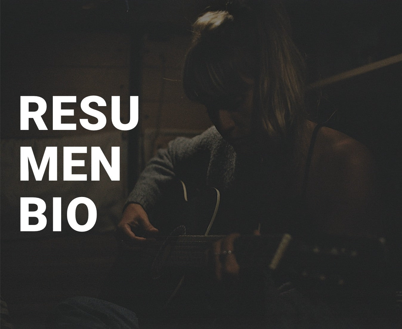 Carolina Gallo tocando la guitarra en un ambiente íntimo. Fundadora de LA GALLO ART, artista y diseñadora detrás del arte digital independiente y las camisetas de autor desde Canarias.