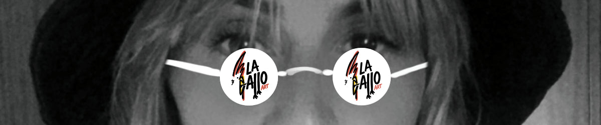 Detalle artístico en blanco y negro con las gafas de LA GALLO ART. Imagen de Carolina Gallo como firma visual de su universo creativo.