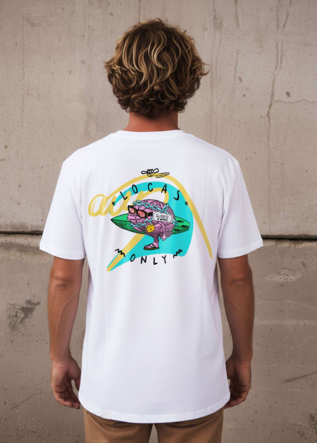 Hombre con camiseta unisex “Cerebro” color blanco, vista de frente. Arte digital independiente full color de LA GALLO ART.