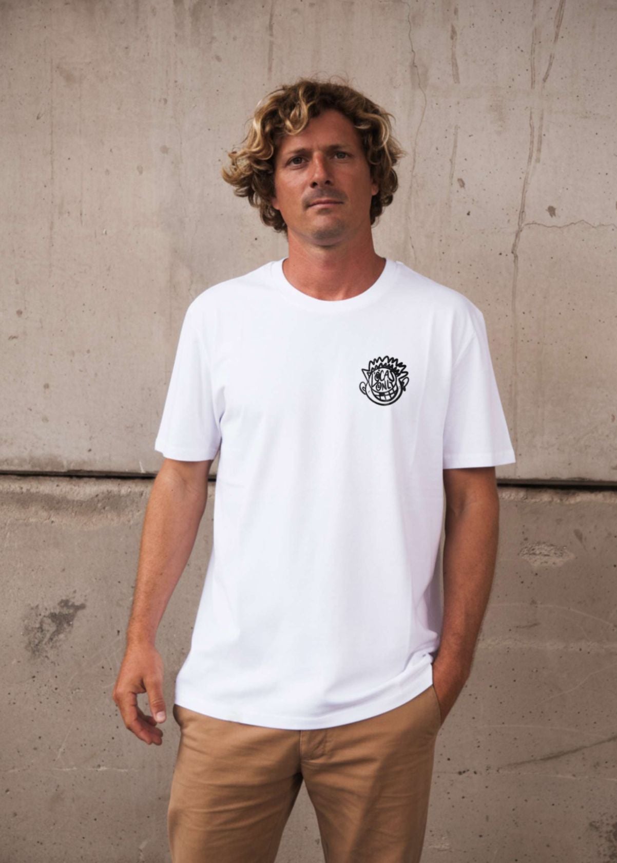 Hombre con camiseta unisex “Cerebro” color blanco, vista de frente. Arte digital independiente full color de LA GALLO ART.