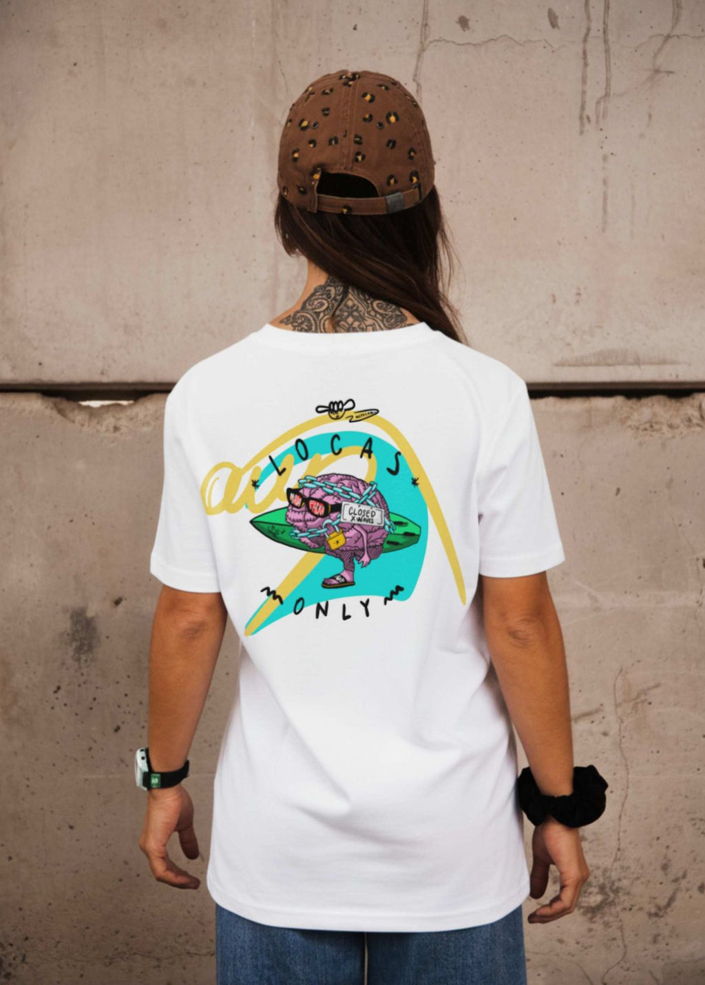 Mujer con camiseta unisex “Cerebro” color blanco, vista de espalda. Diseño ilustrado por Carolina Gallo – LA GALLO ART.