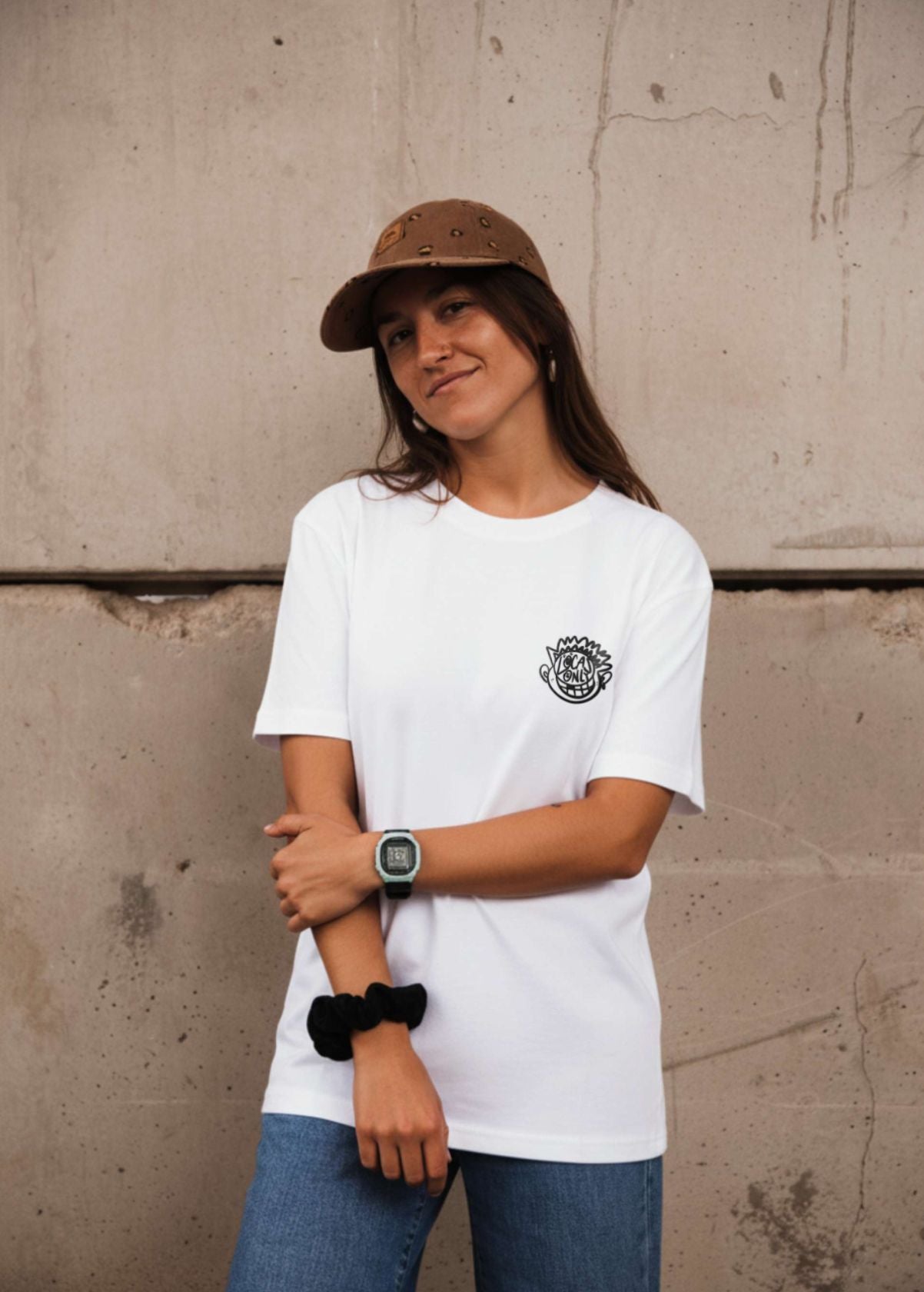 Mujer con camiseta unisex “Cerebro” color blanco, vista de frente. Diseño ilustrado por Carolina Gallo – LA GALLO ART.