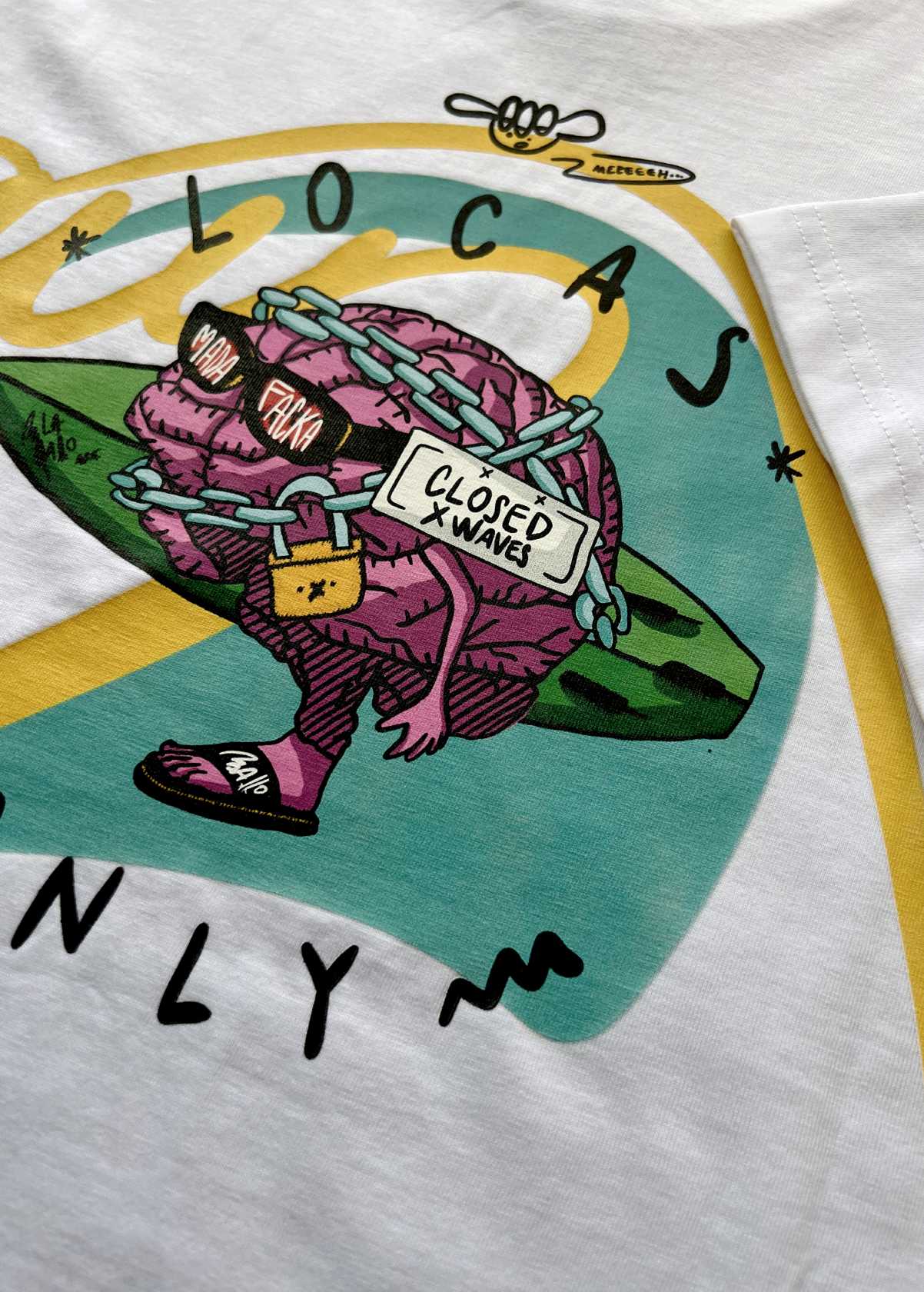 Detalle de impresión en la espalda del diseño “Cerebro”. Colores vibrantes y acabado artístico en algodón ecológico.