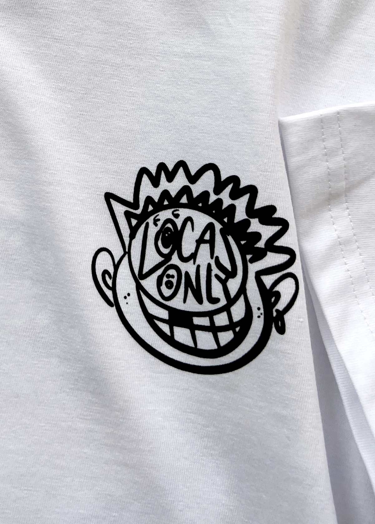 Detalle frontal del diseño “Cerebro” en camiseta unisex color blanco. Dibujo full color con trazos ilustrados por Carolina Gallo – LA GALLO ART.