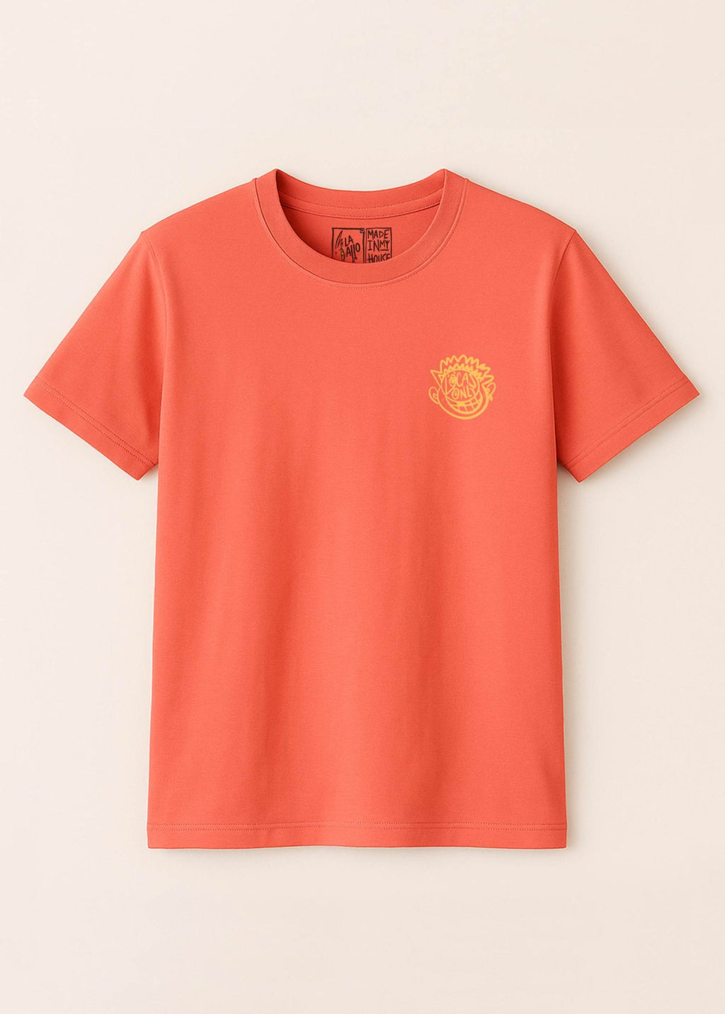 Camiseta unisex “Cerebro” color Fiesta, vista de frente. Ilustración full color de LA GALLO ART impresa sobre algodón orgánico.