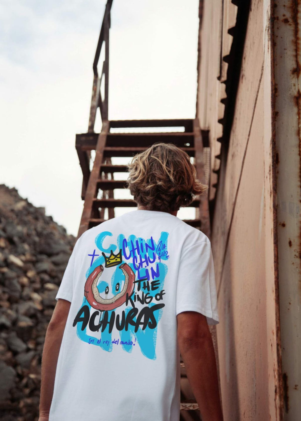 Hombre con camiseta “Chinchulín” blanca, vista de espalda. Diseño original de Carolina Gallo con arte digital independiente.