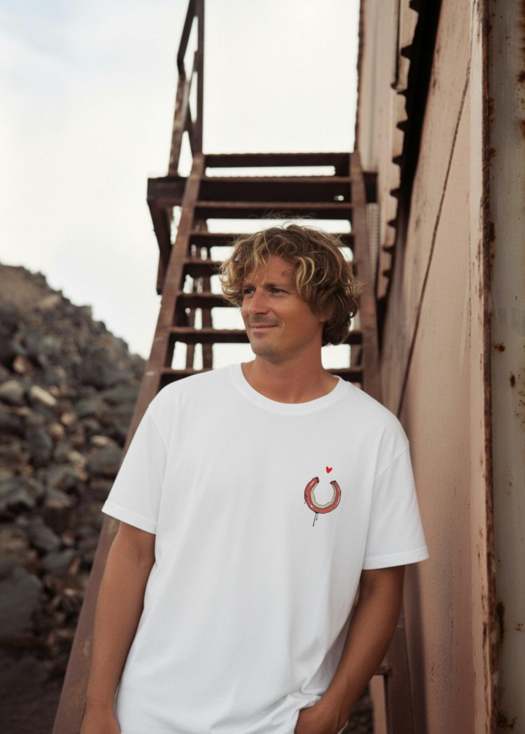 Hombre con camiseta “Chinchulín” blanca, vista de frente. Diseño artístico y expresión canalla de LA GALLO ART.