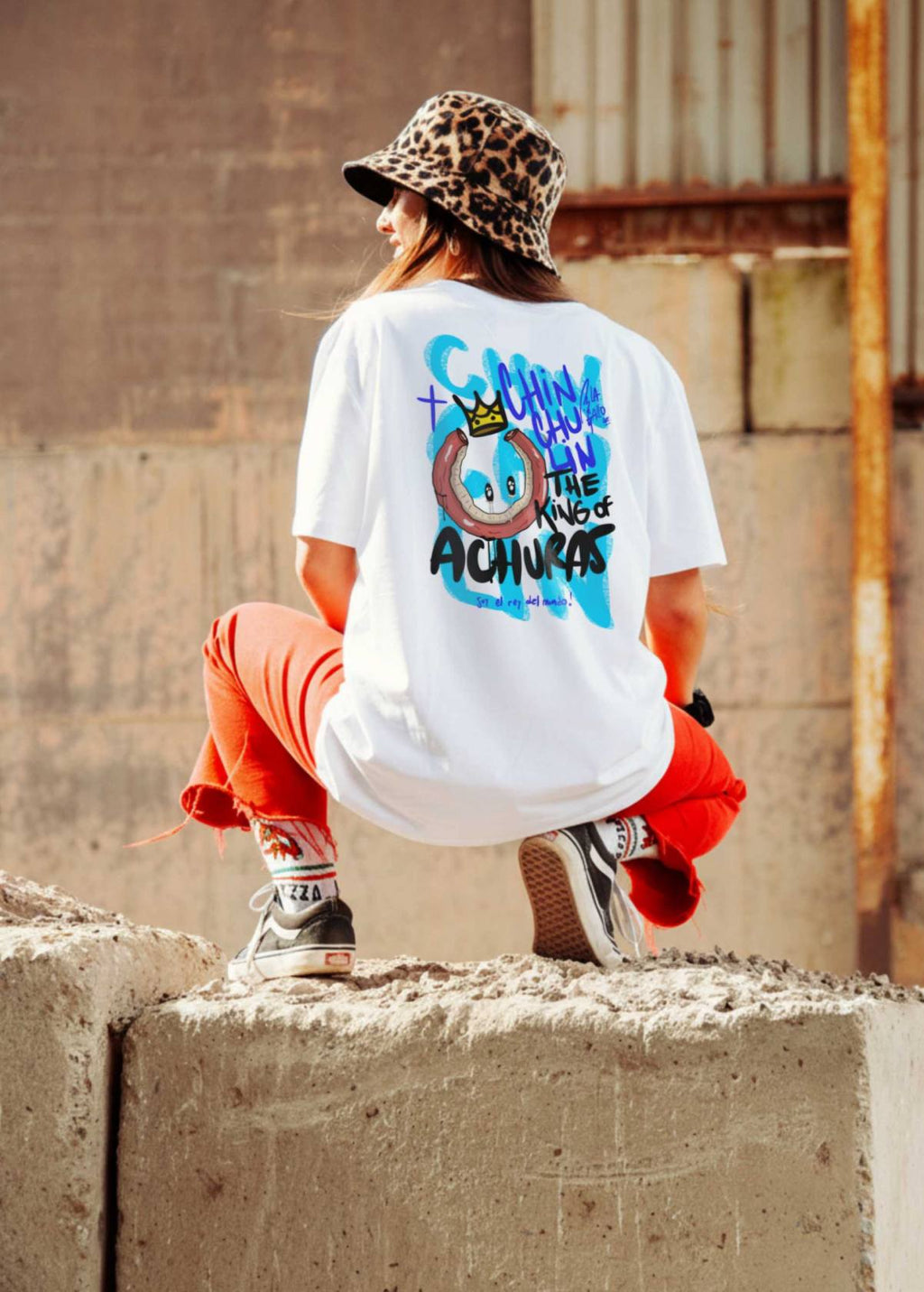 Mujer con camiseta “Chinchulín” blanca, vista de espalda. Arte digital independiente de LA GALLO ART.