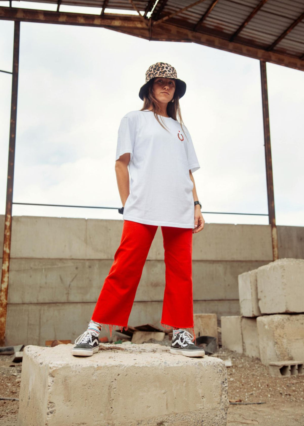 Mujer con camiseta “Chinchulín” blanca, vista de frente. Diseño original de Carolina Gallo – LA GALLO ART.