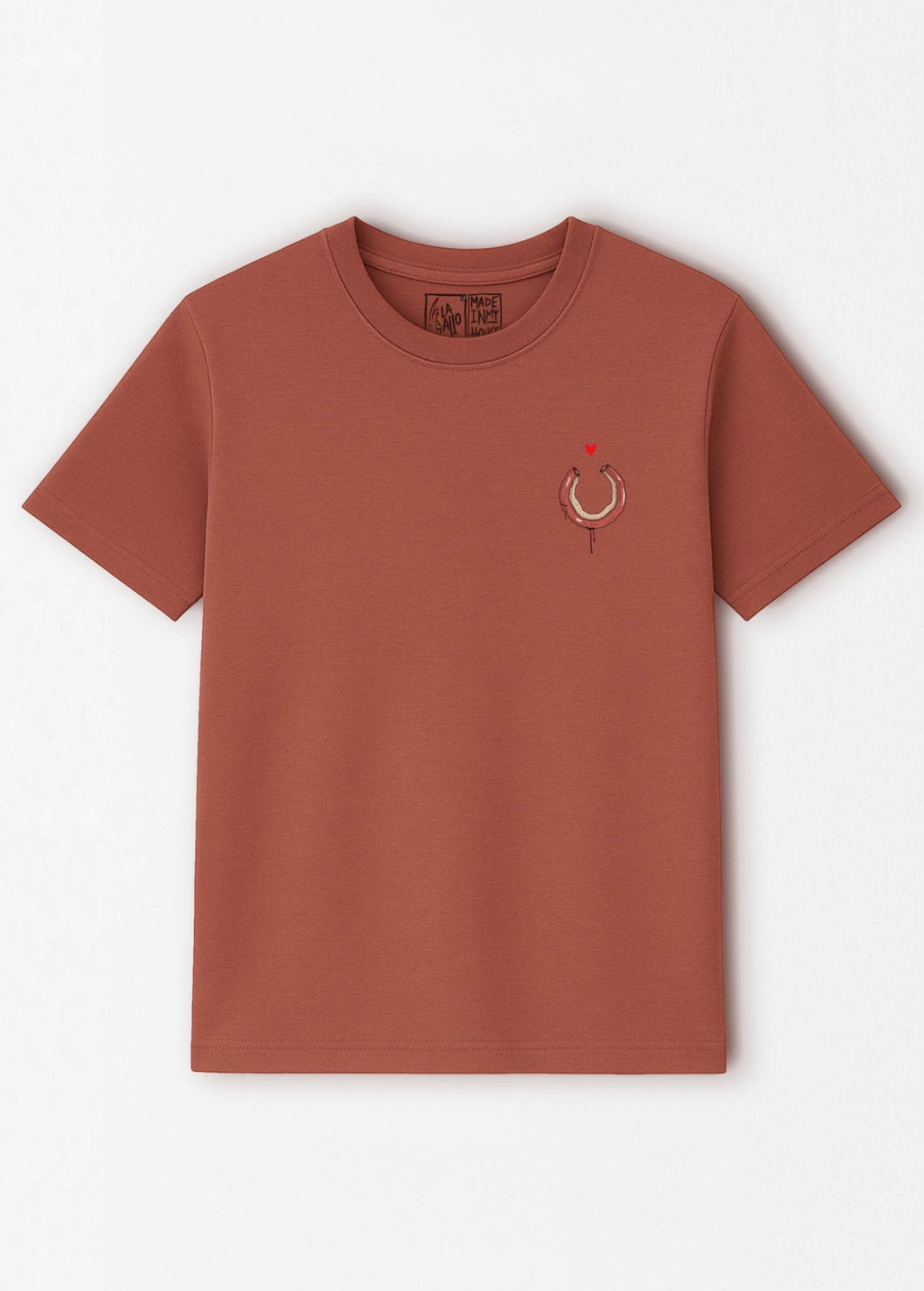 Camiseta orgánica “Chinchulín” color Heritage Brown, vista de frente. Diseño artístico de LA GALLO ART.