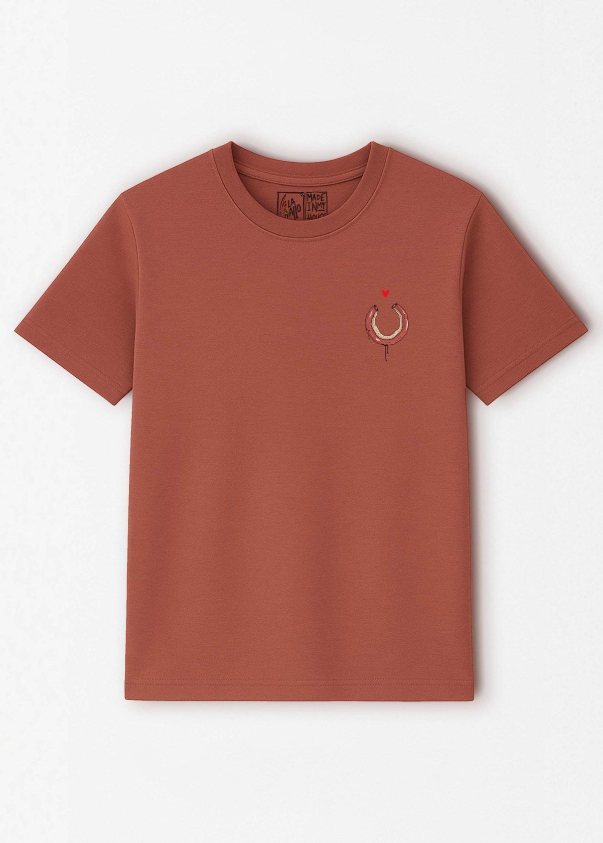 Camiseta orgánica “Chinchulín” color Heritage Brown, vista de frente. Diseño artístico de LA GALLO ART.