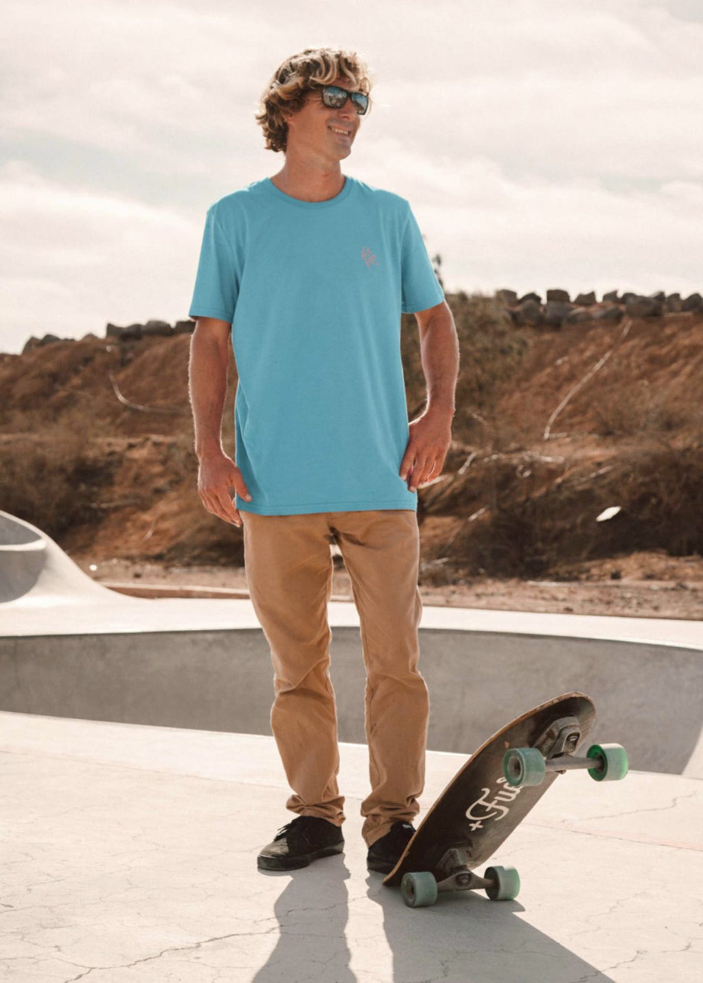 Hombre con camiseta unisex “Corazón” color Aqua Blue, vista de frente. Diseño original de LA GALLO ART impreso sobre algodón orgánico.