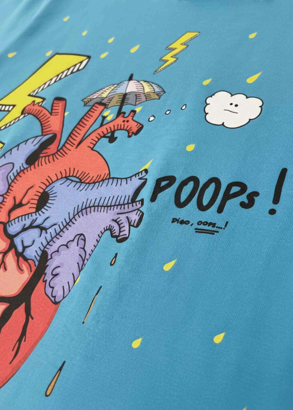 Detalle de impresión posterior del diseño “Corazón” en camiseta unisex color Aqua Blue. Estampado artístico sobre algodón orgánico.