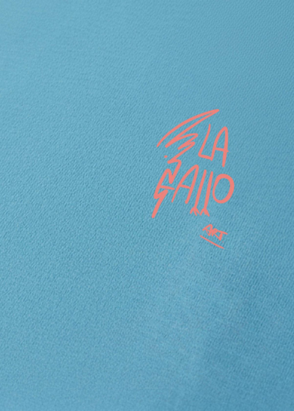 Detalle frontal del diseño “Corazón” en camiseta unisex color Aqua Blue. Textura, trazos e impresión de arte digital independiente.