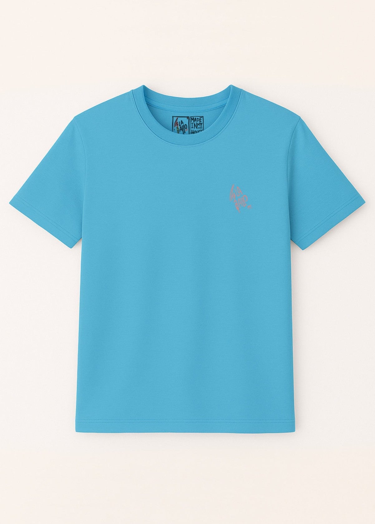 Camiseta unisex orgánica “Corazón” color Aqua Blue, vista de frente. Ilustración full color de LA GALLO ART. Diseño original impreso sobre algodón ecológico.