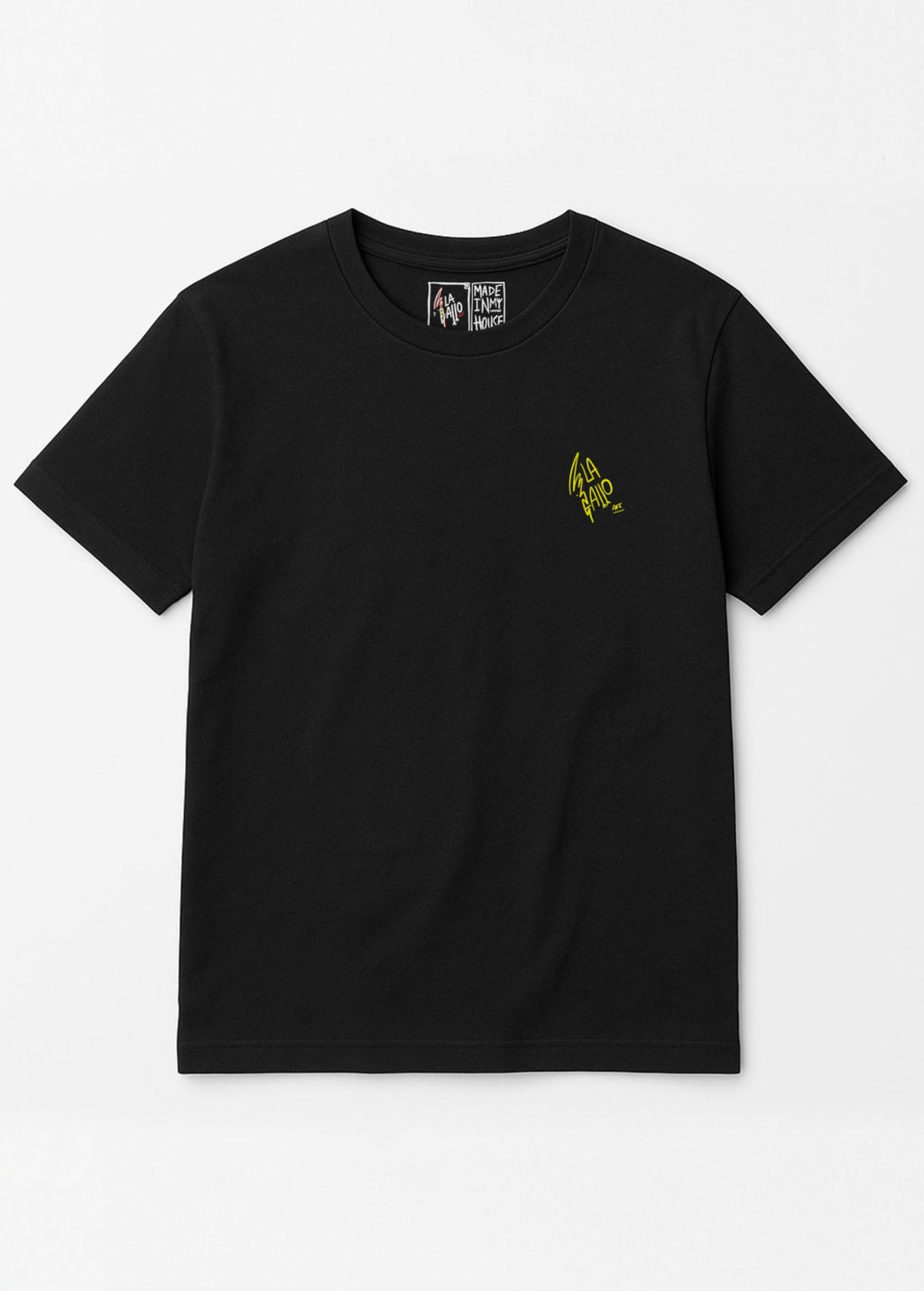 Camiseta unisex “Corazón” negra, vista de frente. Arte digital independiente impreso sobre algodón orgánico.