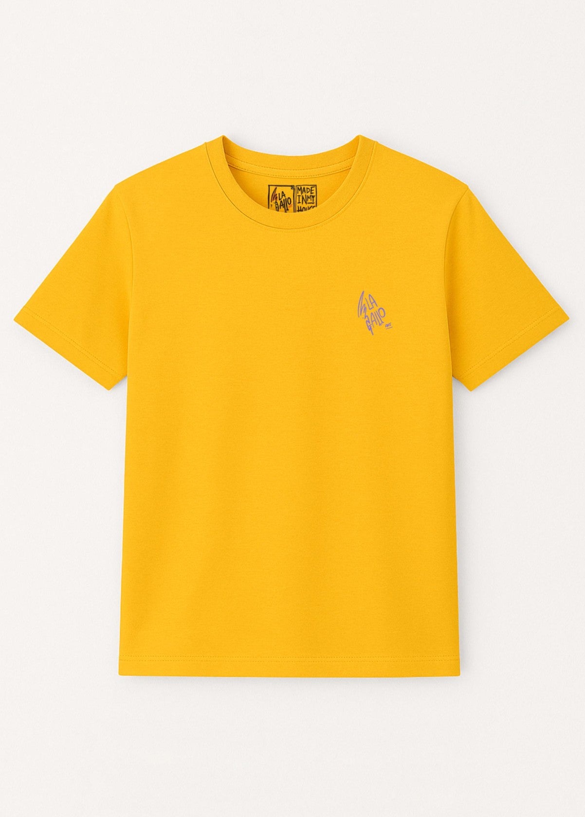 Camiseta unisex “Corazón” color Spectra Yellow, vista de frente. Diseño de arte digital independiente LA GALLO ART.